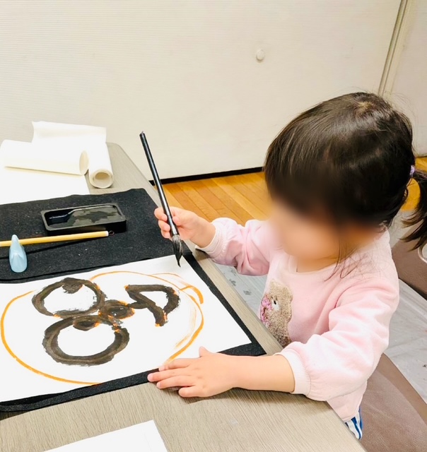 年少さん書初めしている写真