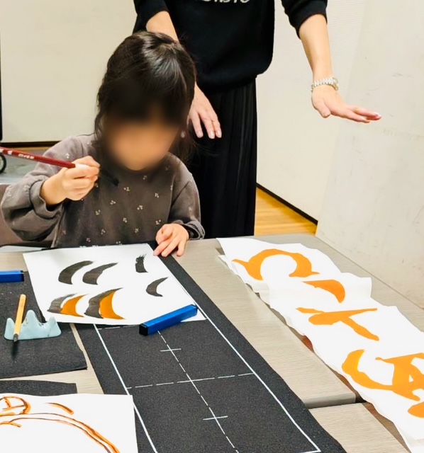 小学校1年生書初めしている写真